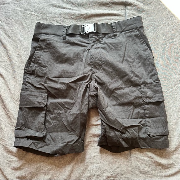 BLACK CARGO SHORTS - SIZE SMALL - Picture 2 of 6